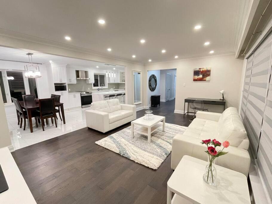3-Bedroom Modern Luxury Apartment In The Heart Of City Toronto Exterior photo