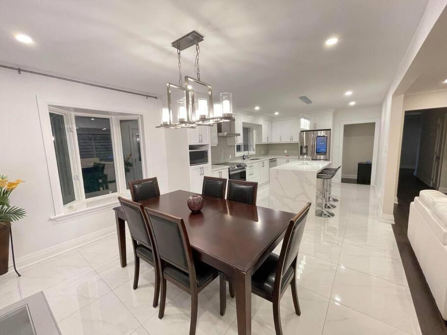 3-Bedroom Modern Luxury Apartment In The Heart Of City Toronto Exterior photo