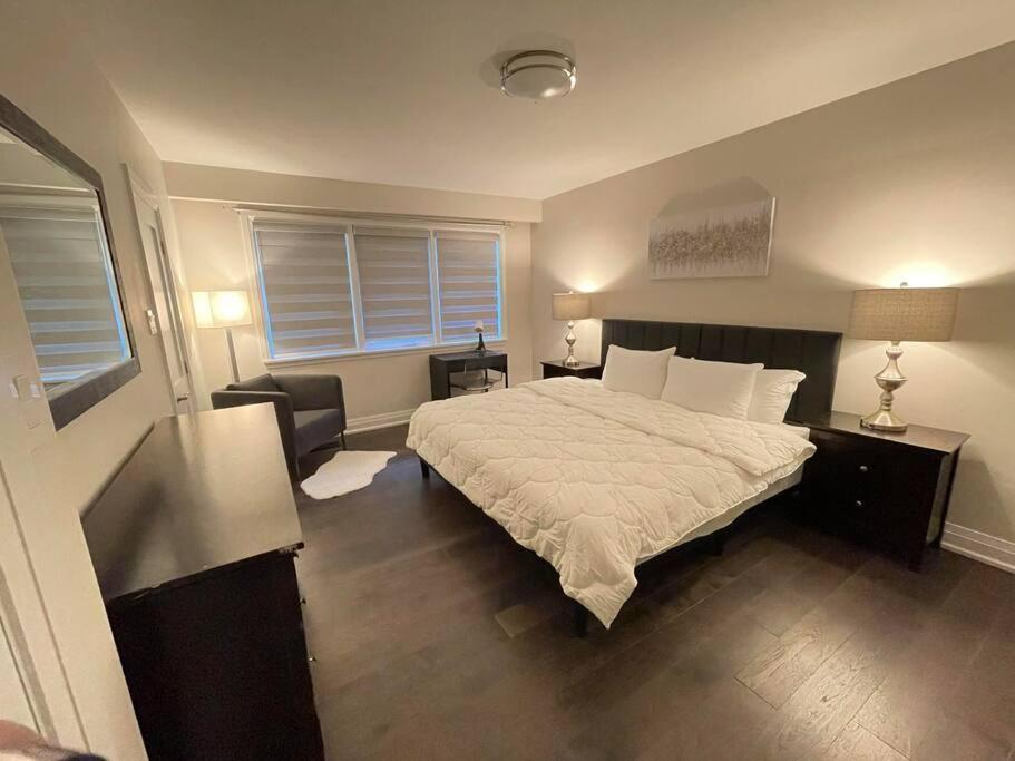 3-Bedroom Modern Luxury Apartment In The Heart Of City Toronto Exterior photo