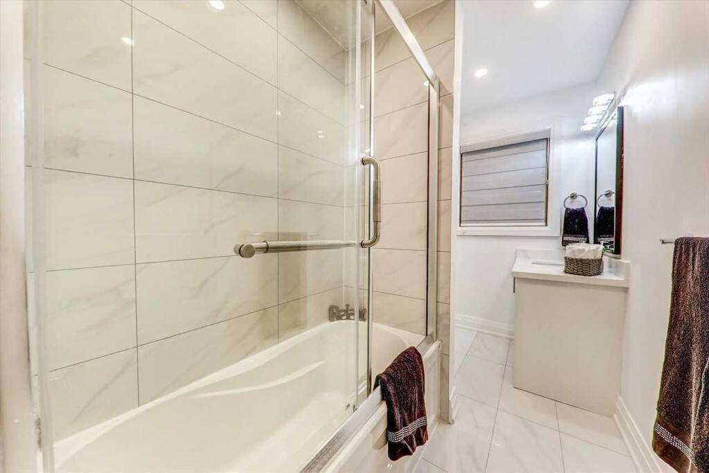 3-Bedroom Modern Luxury Apartment In The Heart Of City Toronto Exterior photo