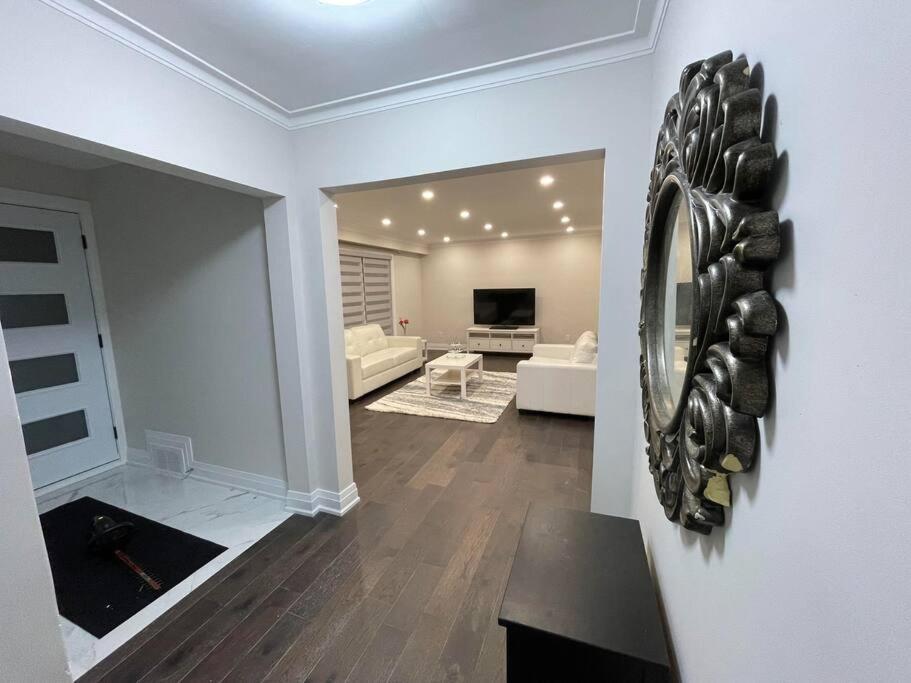 3-Bedroom Modern Luxury Apartment In The Heart Of City Toronto Exterior photo