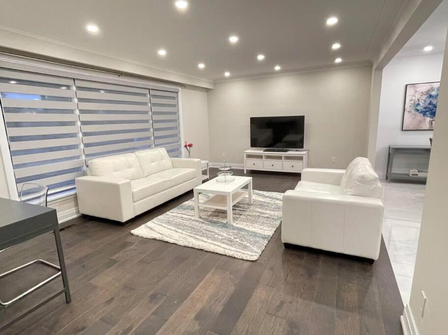 3-Bedroom Modern Luxury Apartment In The Heart Of City Toronto Exterior photo