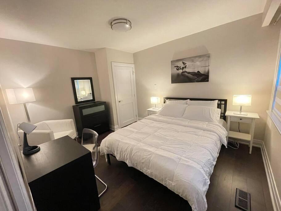 3-Bedroom Modern Luxury Apartment In The Heart Of City Toronto Exterior photo